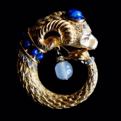 魔羯首饰适合什么场合佩戴_魔羯首饰怎么搭配衣服